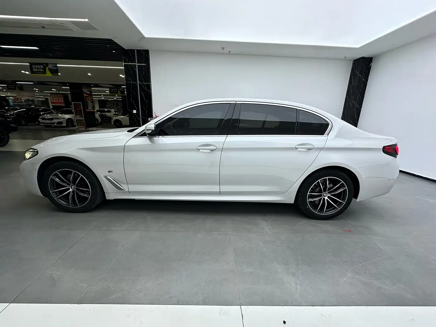 BMW 5 Series 2022 Model Second Facelift 525Li M Sport Package фото 5