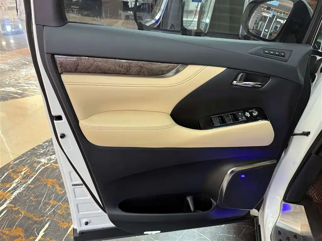 Toyota Vellfire 2021 Crown Hybrid 2.5L HV Premium Edition фото 18