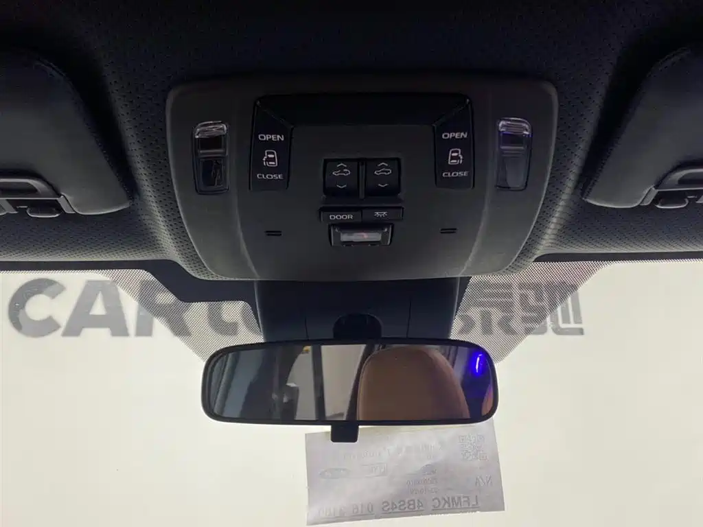 Toyota Granvia 2024 2.5L Hybrid Comfort фото 32