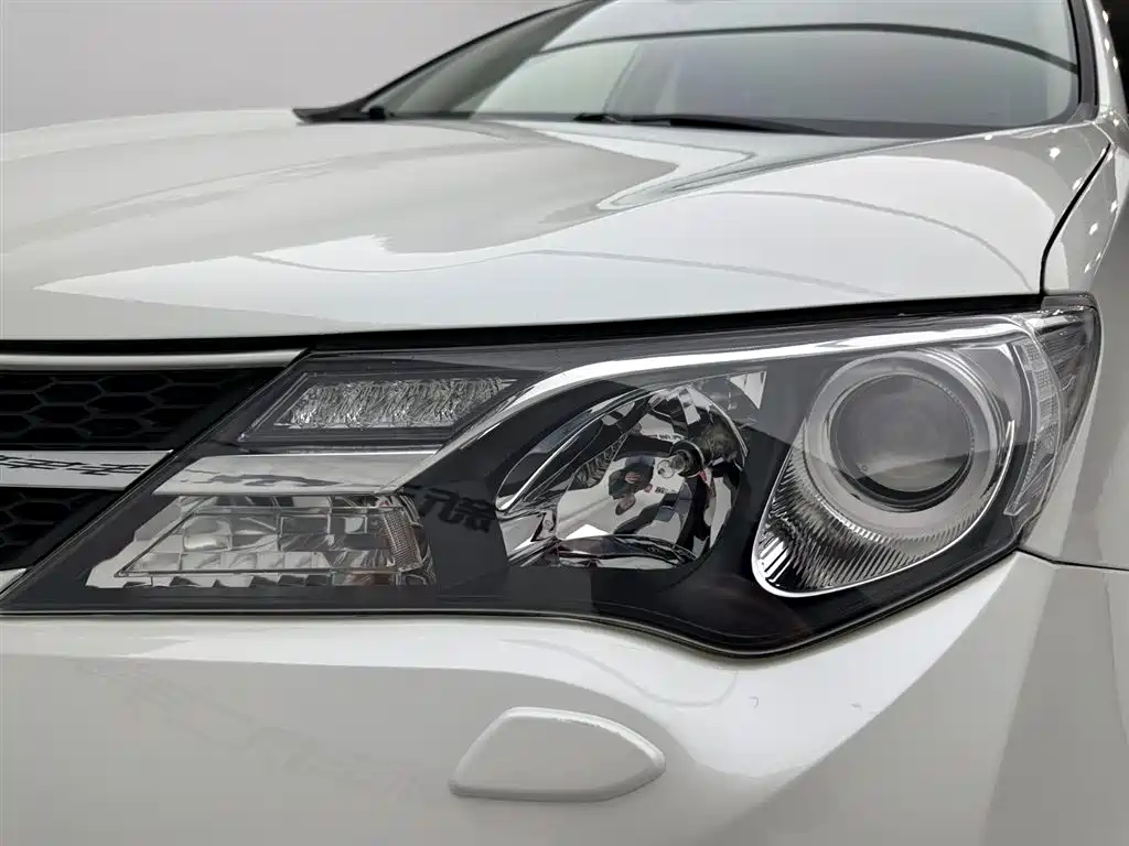 Toyota RAV4 Rongfang 2015 2.5L Automatic 4WD Elite Edition фото 26