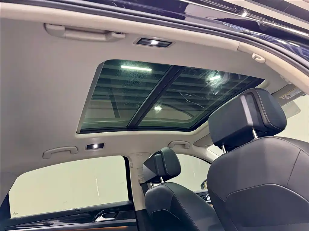 Volkswagen Passat 2024 380TSI Luxury фото 26