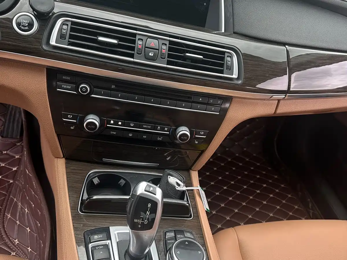 BMW 7 Series 2014 730Li Premium фото 23