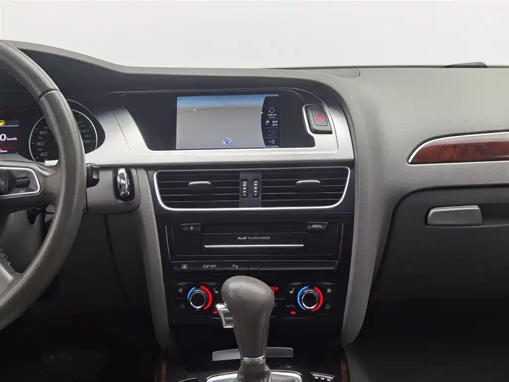 Audi A4L 2010 2.0 TFSI Luxury фото 12