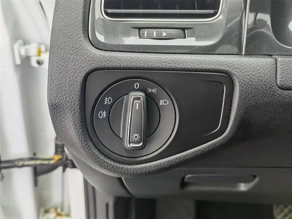 Volkswagen Golf 2018 1.6L Automatic Comfort фото 21