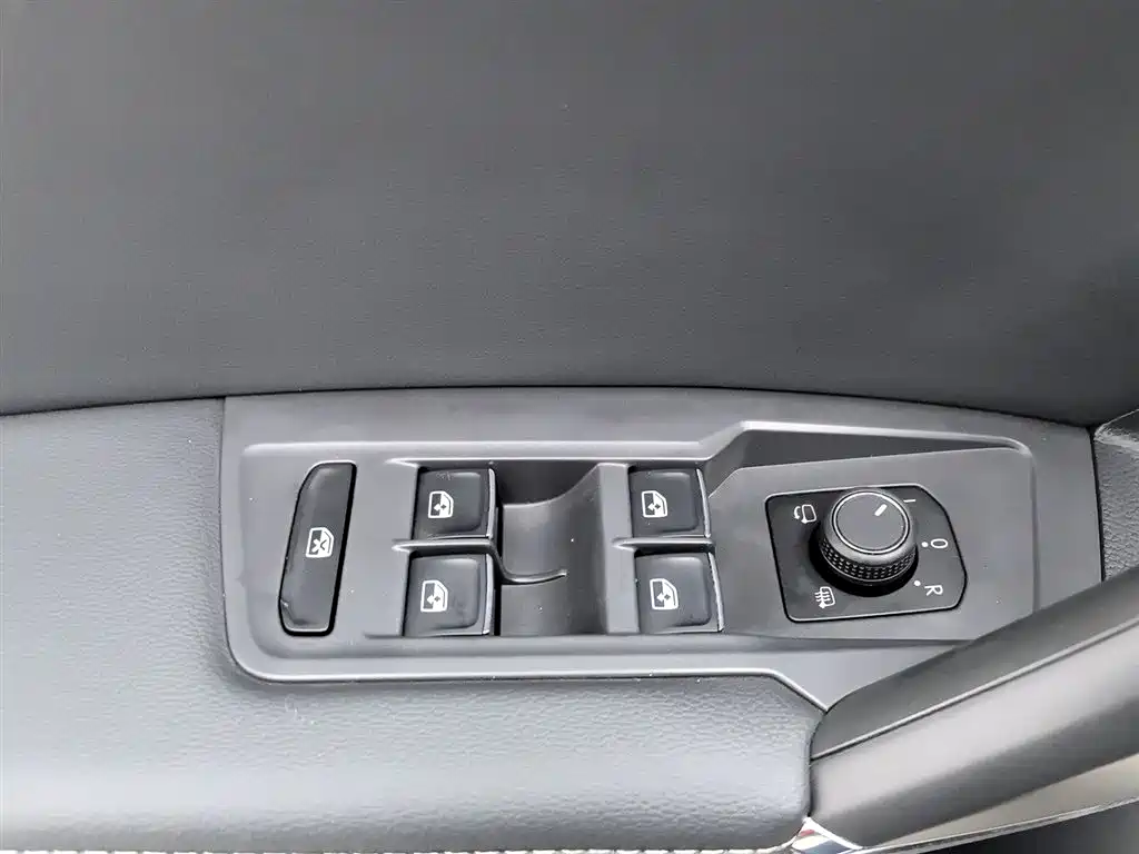 Volkswagen Tiguan L 2021 330TSI Automatic 2WD R-Line Premium фото 9