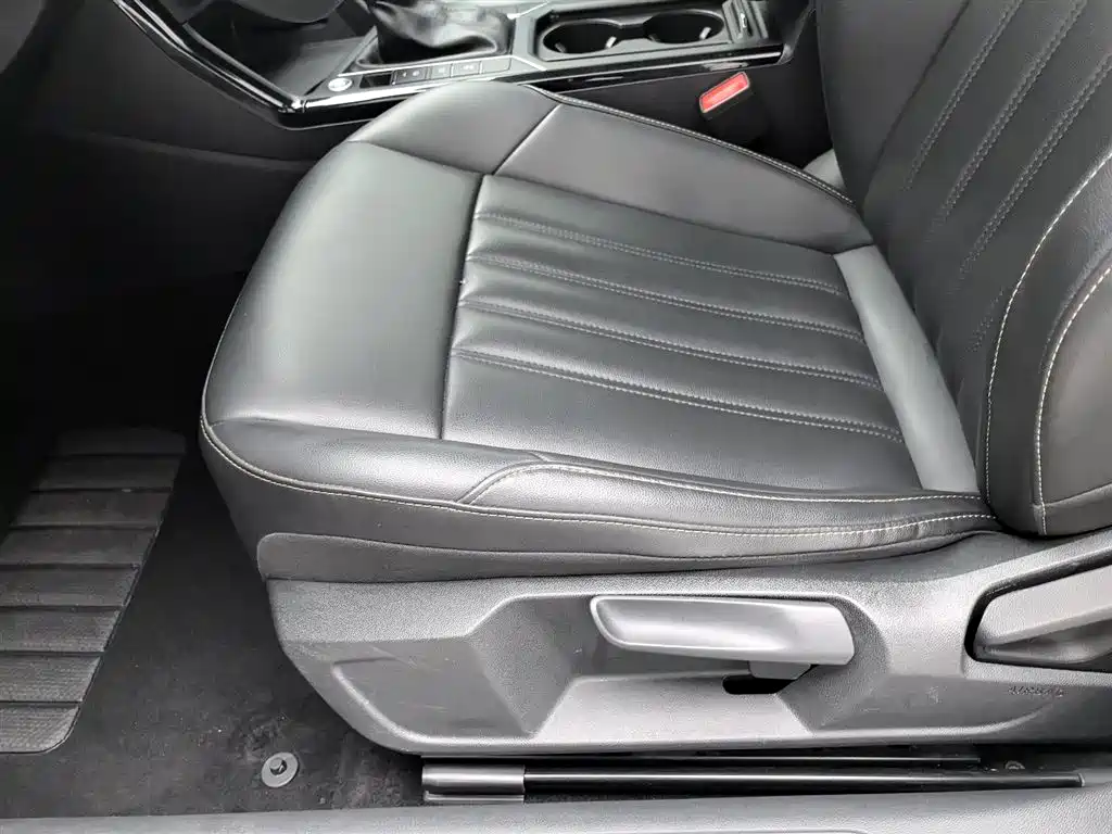 Volkswagen Passat 2020 Facelift 280TSI Business Version China VI фото 20