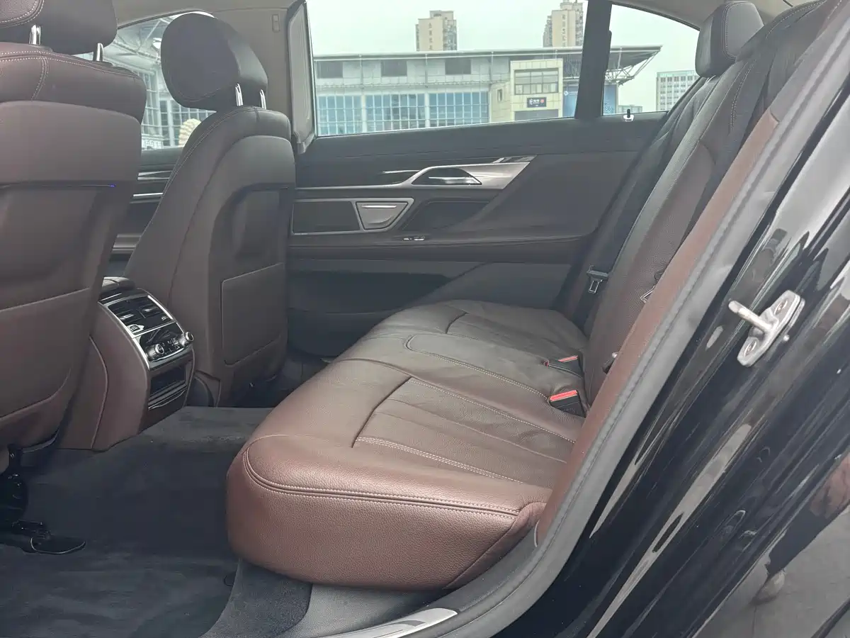 BMW 7 Series 2016 730Li Leading фото 17
