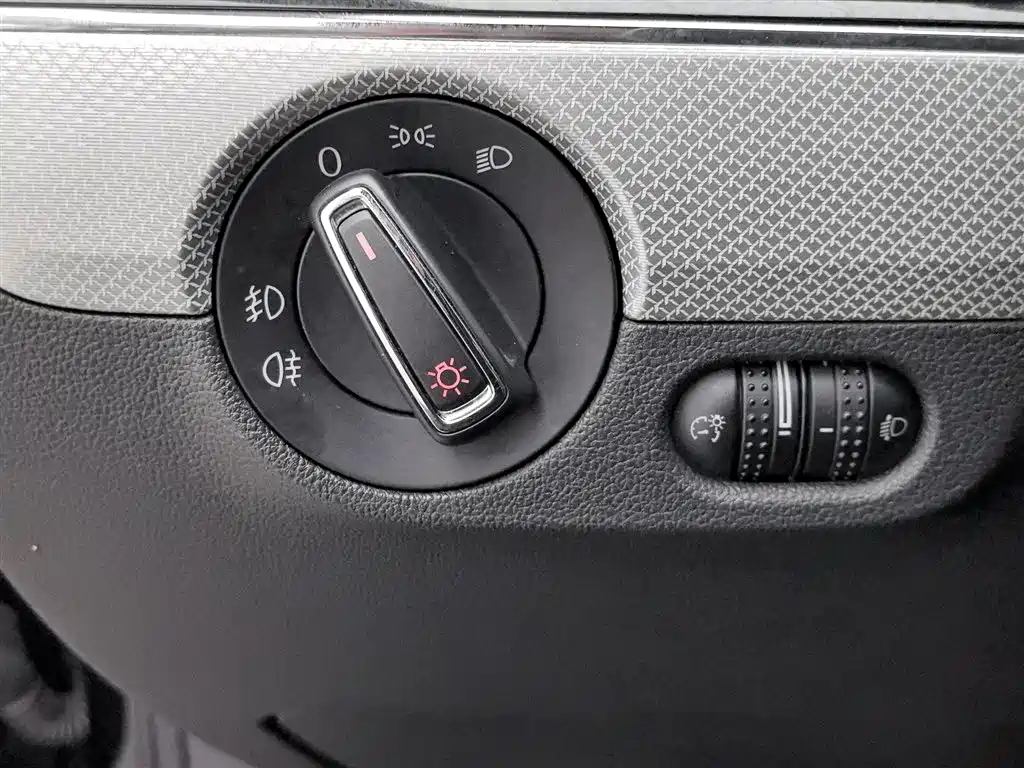 Volkswagen Sagitar 2015 1.6L Automatic Comfort фото 21
