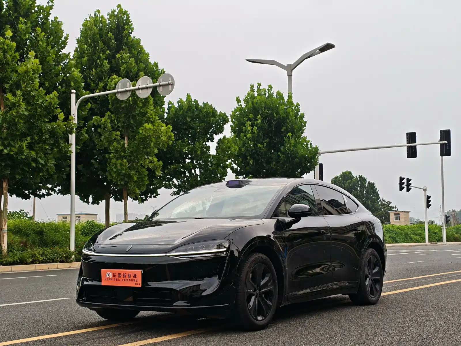 Photo 1 - Zhijie Luxeed R7
