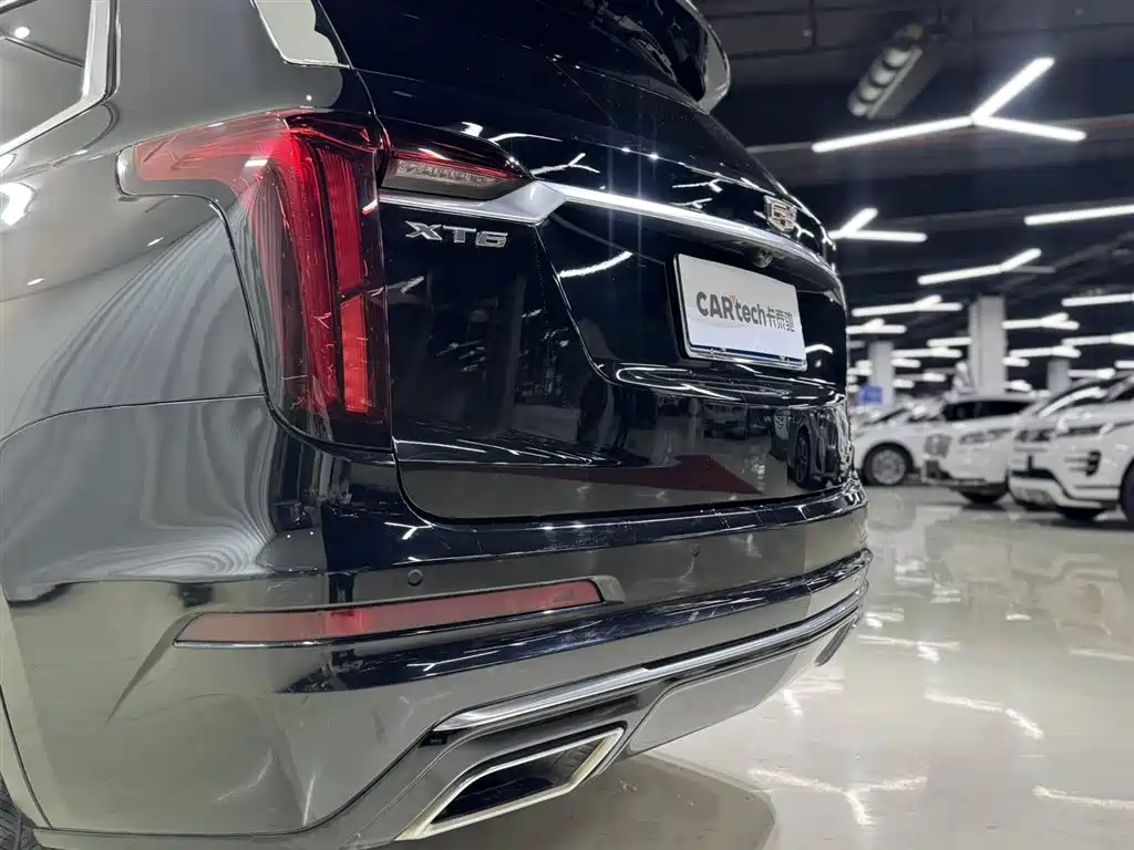 CADILLAC XT6