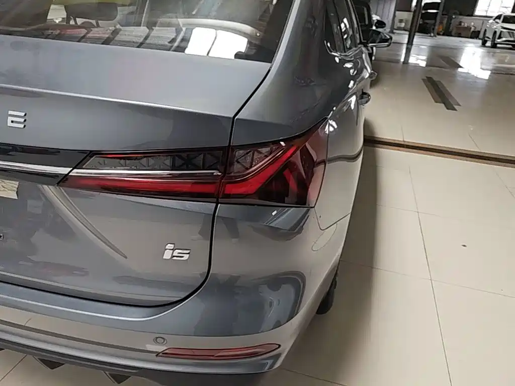 Фото 8 - Roewe i5