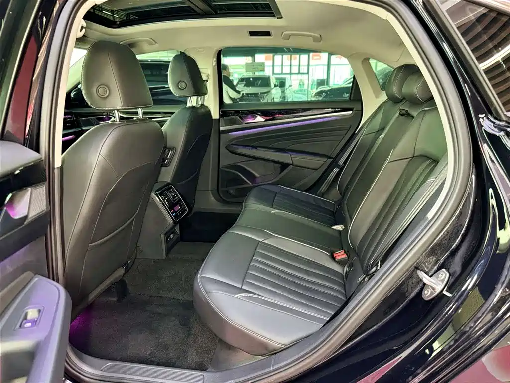 Volkswagen Passat 2023 330TSI Starlight Elite Edition фото 19
