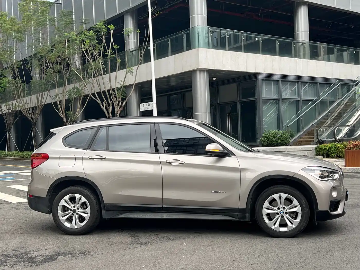 BMW X1 2016 sDrive18Li Premium Model фото 8