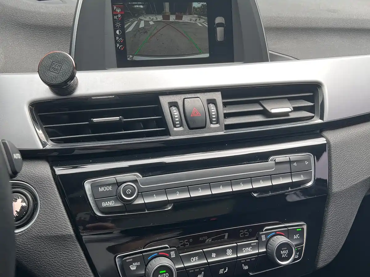 BMW X1 2016 sDrive18Li Premium Model фото 16