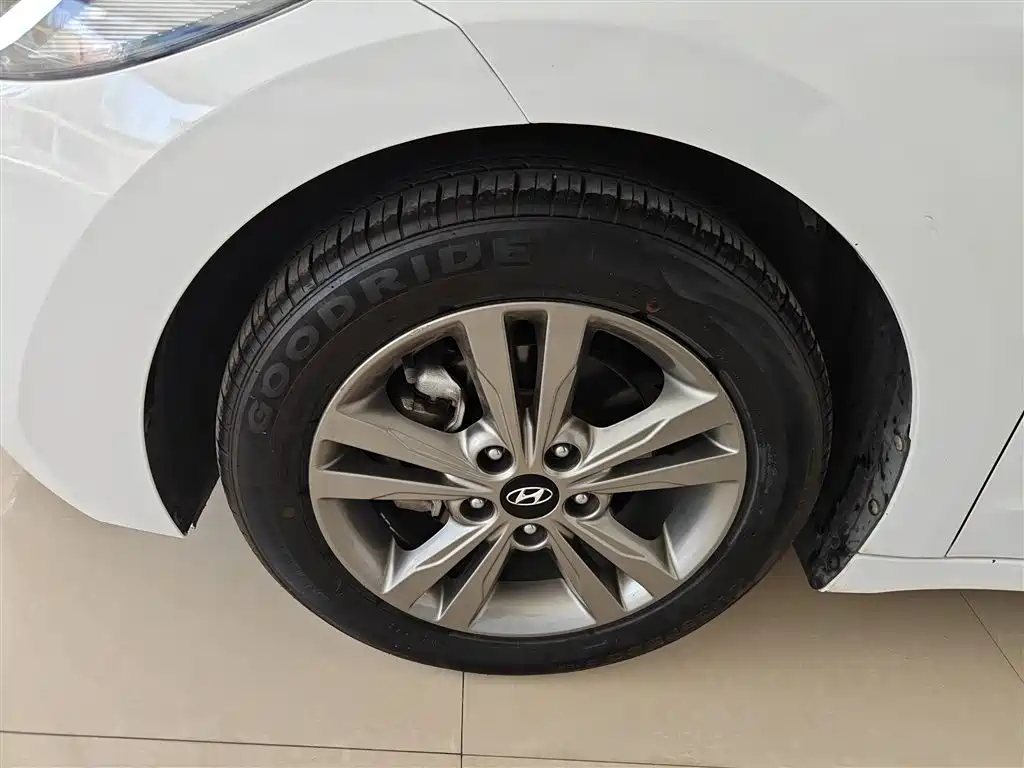 Hyundai Elantra 2016 1.6L Manual Smart·Youth Edition фото 23