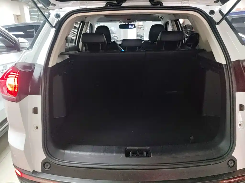 Фото 19 - Geely Atlas