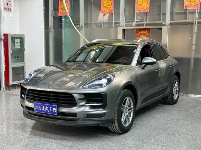 PORSCHE MACAN