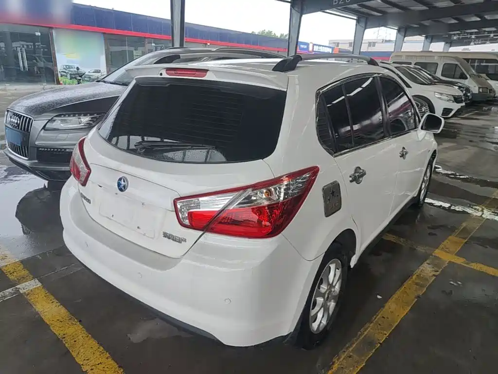Venucia R50 2016 2015 1.6L Automatic Luxury Edition