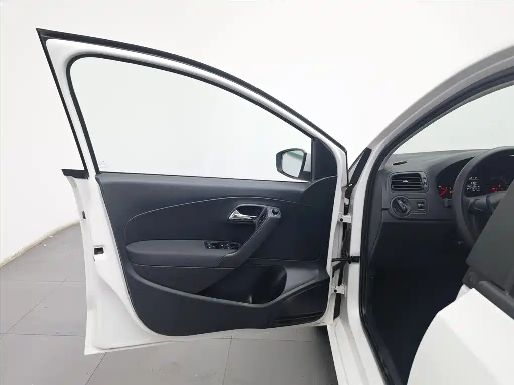Volkswagen Polo 2016 1.4L Automatic Trend фото 8