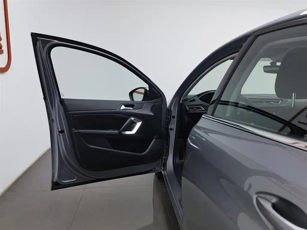 Peugeot 308 2018 1.6L Auto Luxury Edition фото 8