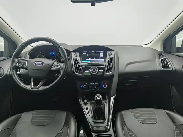 Ford Focus 2015 Sedan 1.6L Manual Trend — фото 5