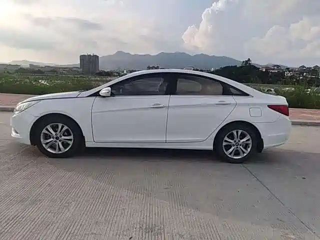 Hyundai Sonata 2011 2.0L Auto Premium Edition фото 6