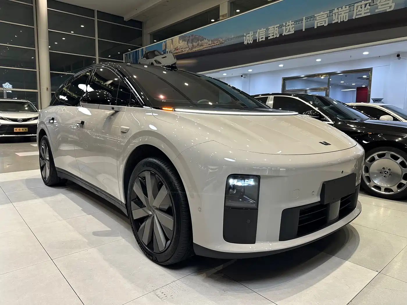 Li Auto i6 2025 2025 4WD Base Model