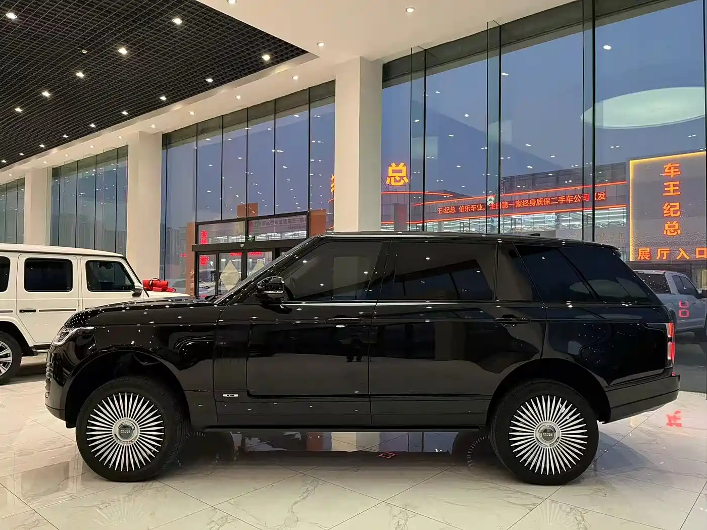 Land Rover Range Rover 2019 3.0 SC V6 Heritage Extended Edition фото 4