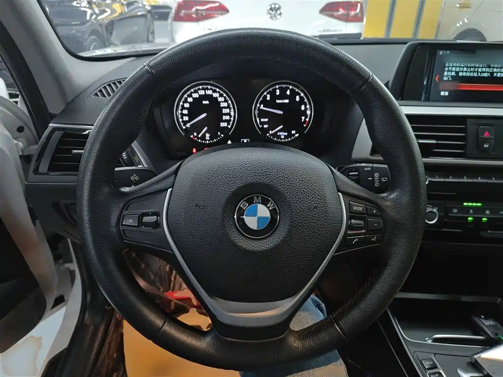 BMW 1 Series (Import) 2018 118i Leading фото 11