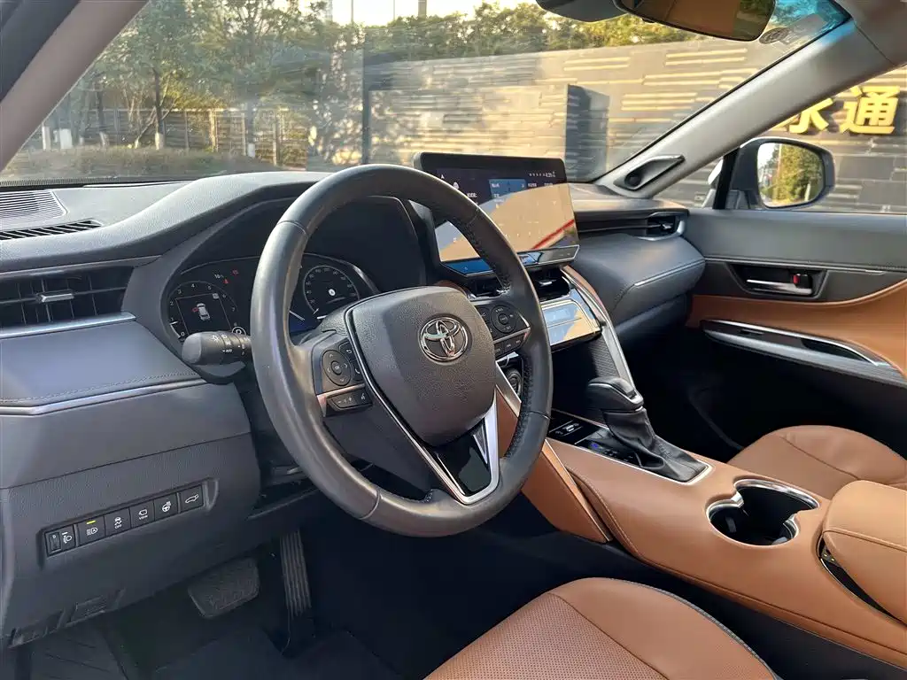 Toyota Venza 2022 2.0L CVT AWD Ultimate Edition фото 6