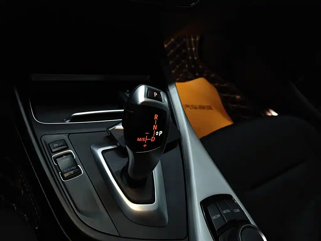 BMW 1 Series (Import) 2018 118i Leading фото 14