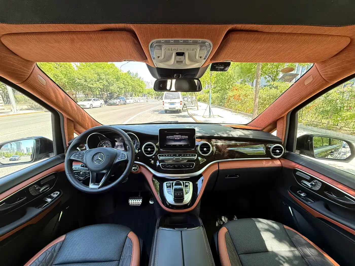 Mercedes-Benz V-Class 2017 Model V 260 L Premium Extended Edition фото 8