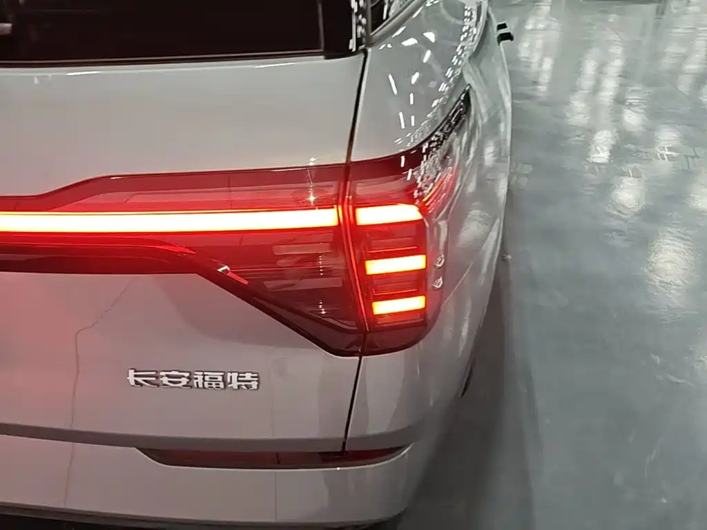 Photo 8 - Ford Edge
