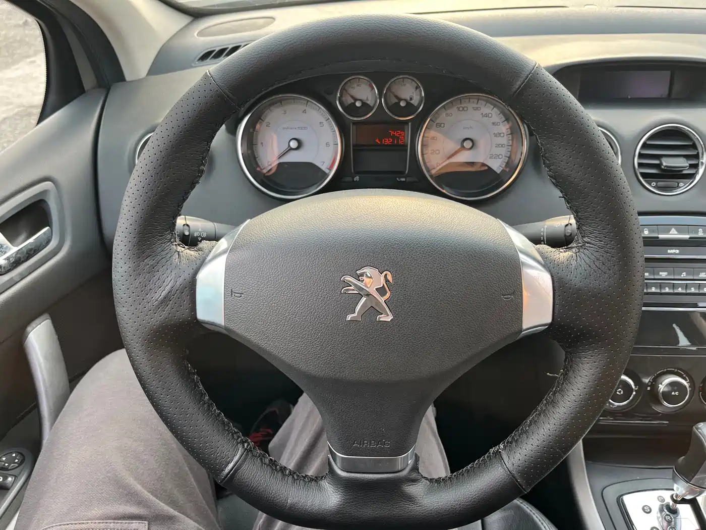 Peugeot 408 2013 1.6L Automatic Comfort Edition фото 17