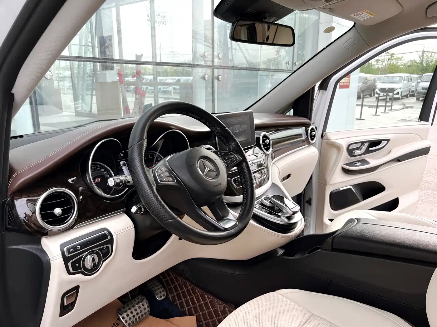 Mercedes-Benz V-Class 2018 V 260 L Premium Long Wheelbase Edition China VI фото 10
