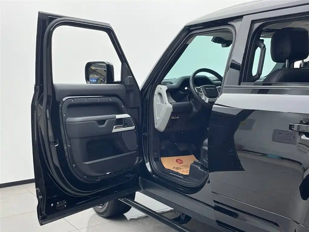 Land Rover Defender 2024 110 3.0T P400 XS фото 14