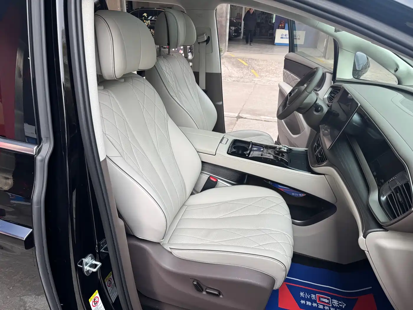 Denza D9 2022 DM-i 970 AWD Flagship фото 27