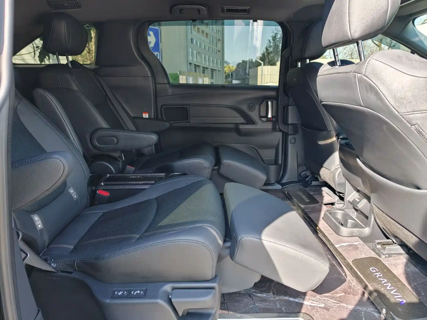 Toyota Granvia 2023 2.5L Hybrid VIP Edition фото 18
