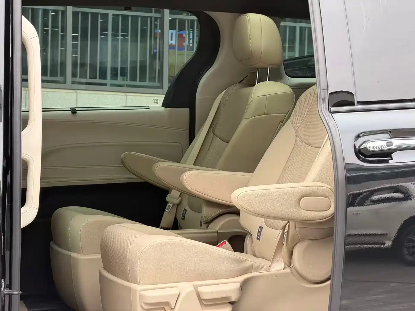 Toyota Granvia 2024 2.5L Hybrid Premium PLUS фото 9