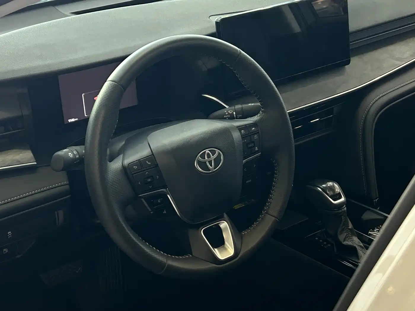 Toyota Camry 2024 Hybrid 2.0HGVP Luxury Edition фото 8