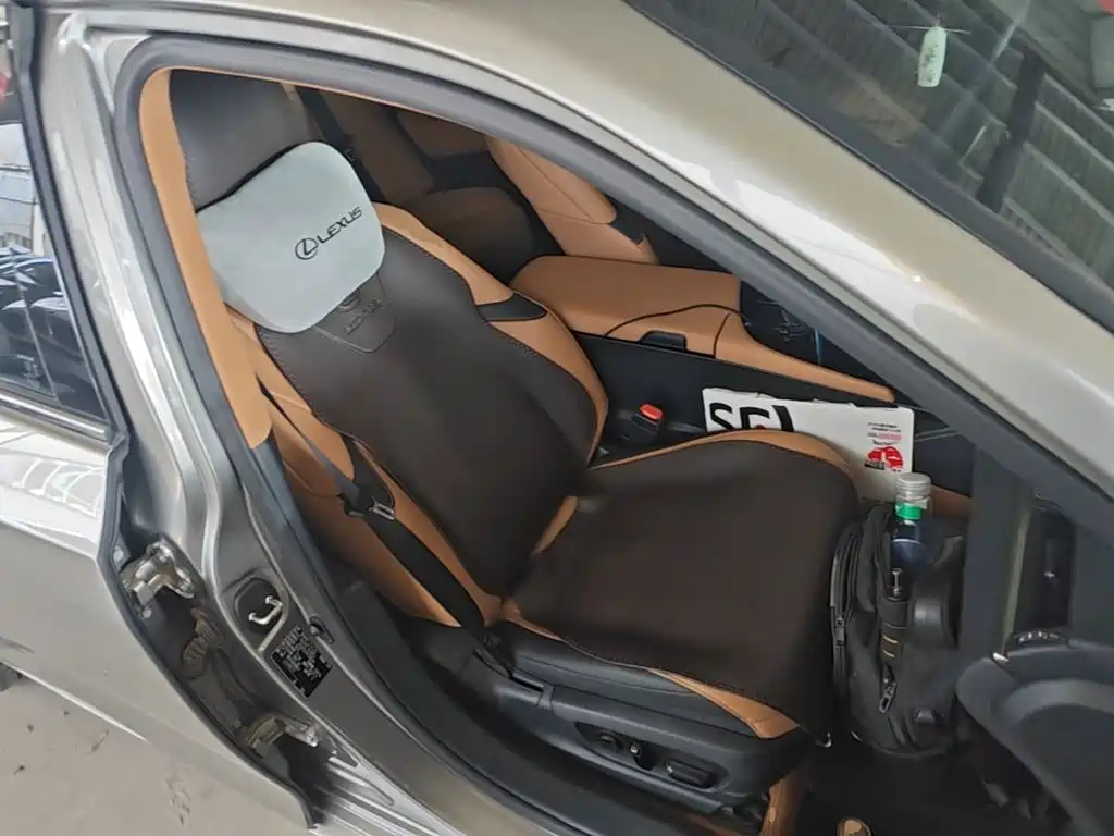 Фото 25 - Lexus ES
