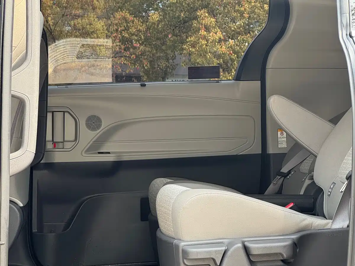 Toyota Sienna 2024 2.5L Hybrid Comfort Edition фото 8