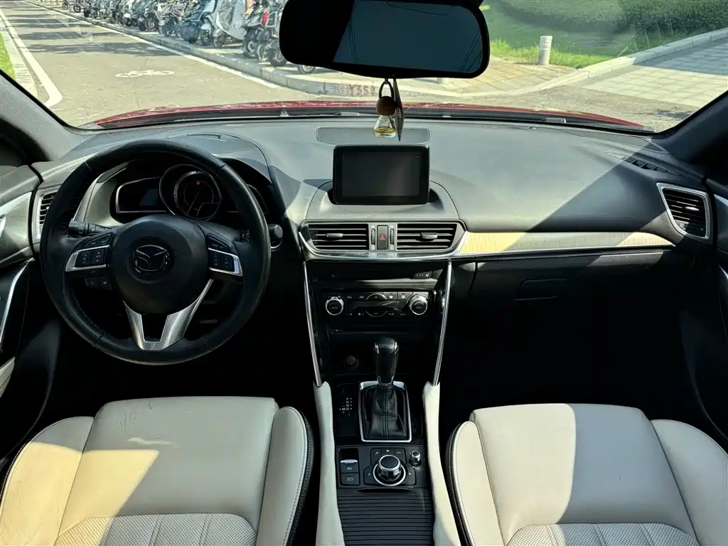 Photo 8 - Mazda CX-4
