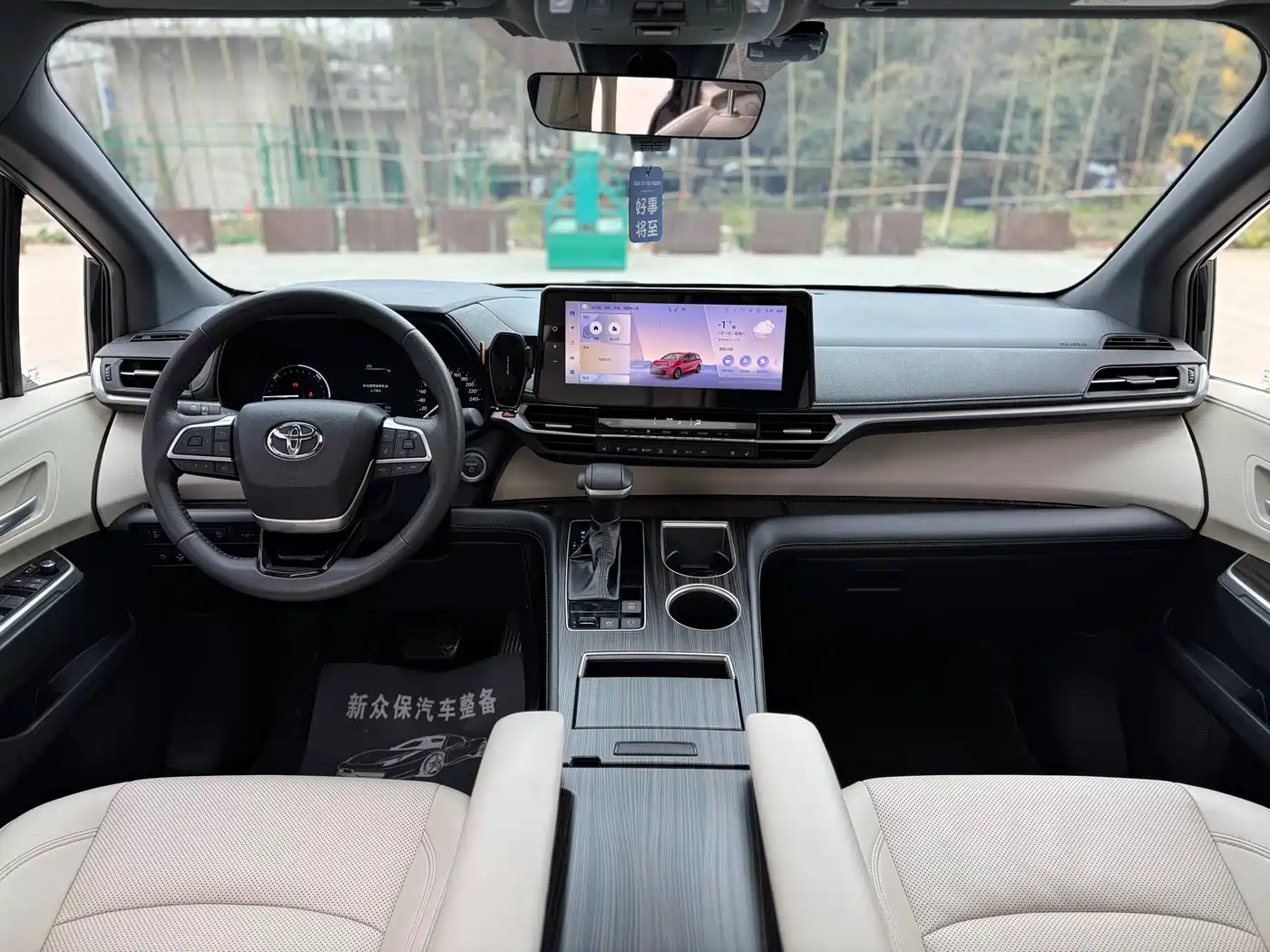 Toyota Sienna 2024 2.5L Hybrid 4WD Premium Edition фото 9