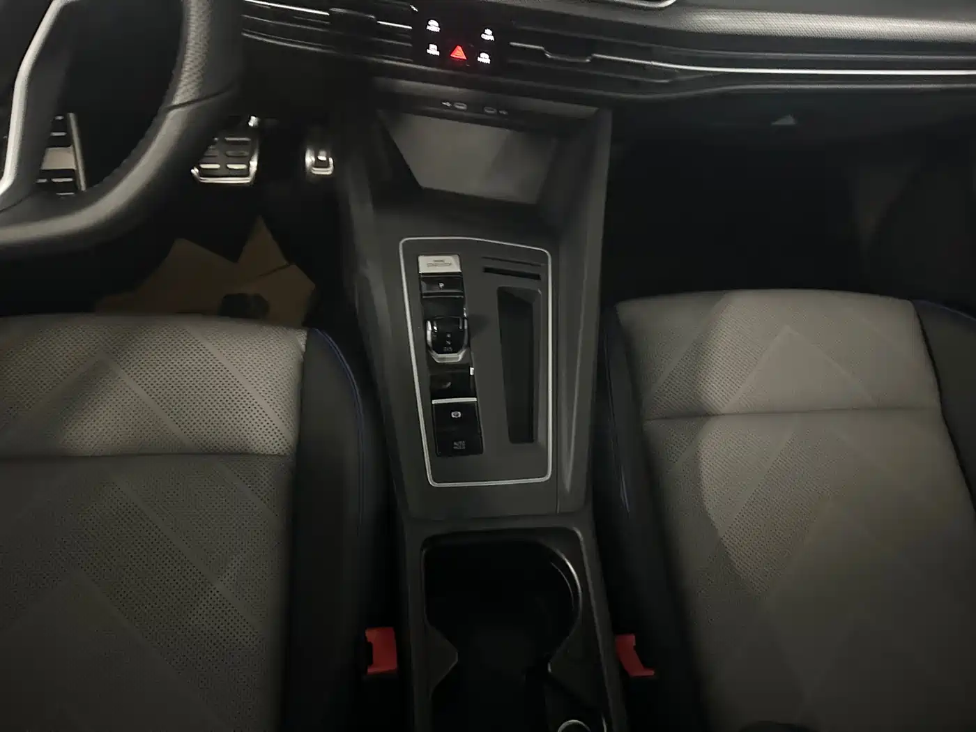 Volkswagen Golf 2025 300TSI R-Line фото 13