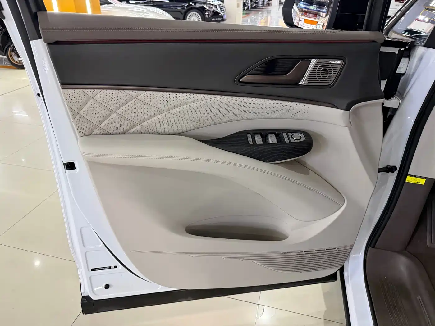 Denza D9 2022 DM-i 970 AWD Flagship фото 24