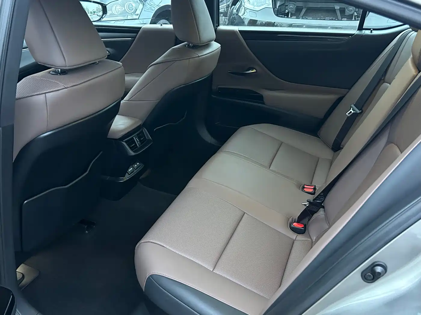 Lexus ES 2022 300h Ultimate Edition фото 10