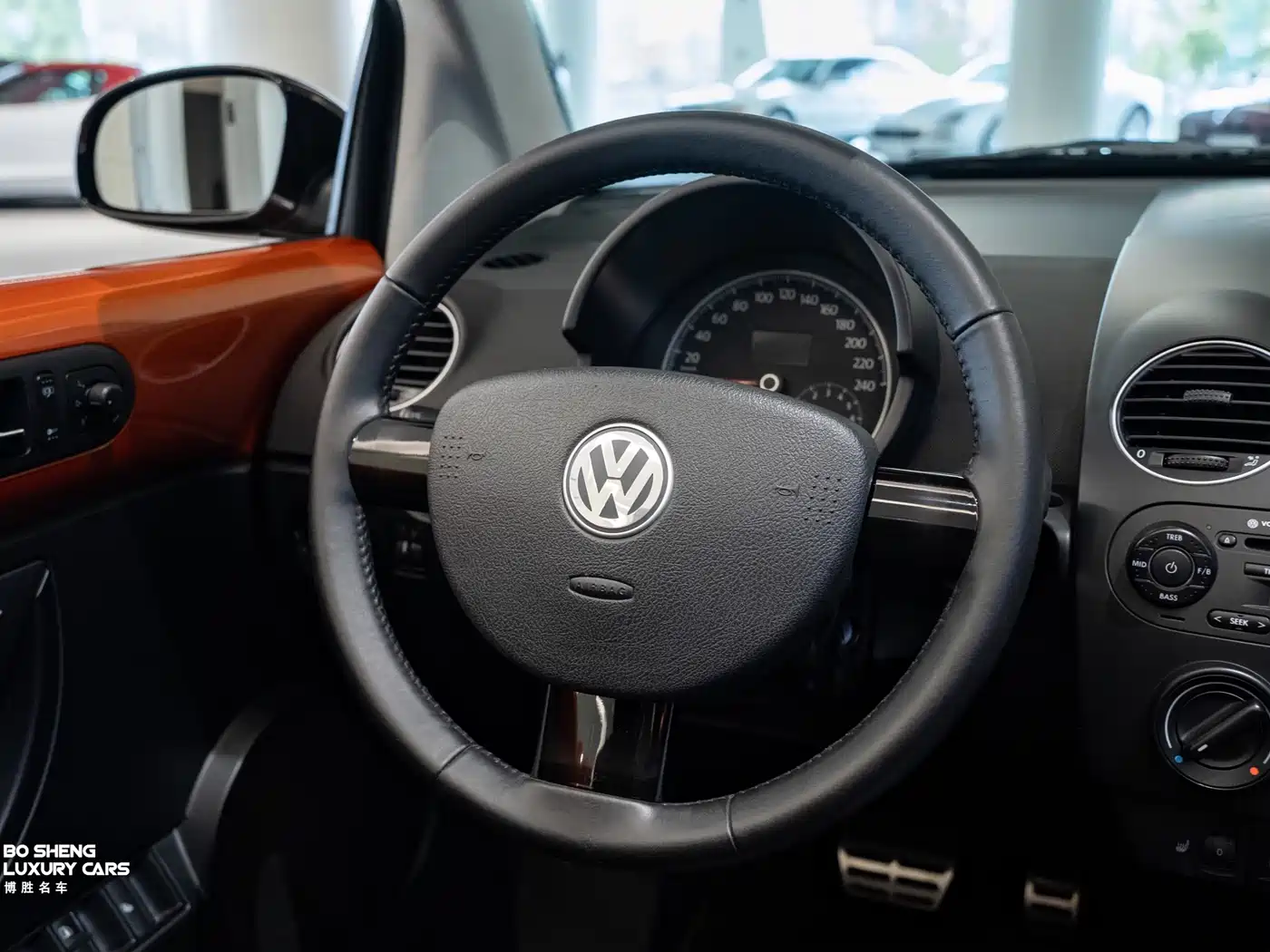 Volkswagen Beetle 2010 Model 2.0 BlackOrange Convertible Luxury Edition фото 35
