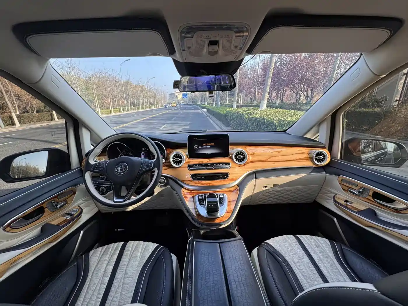 Mercedes-Benz V-Class 2020 Model V 260 L Long Wheelbase Luxury фото 9
