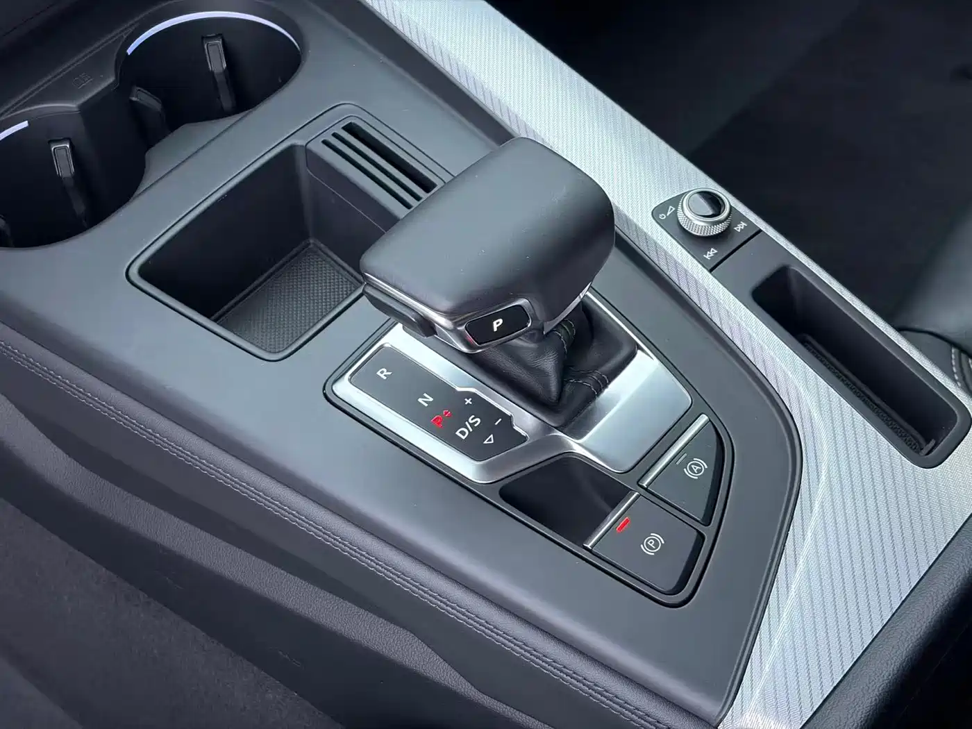 Фото 4 - Audi A4L